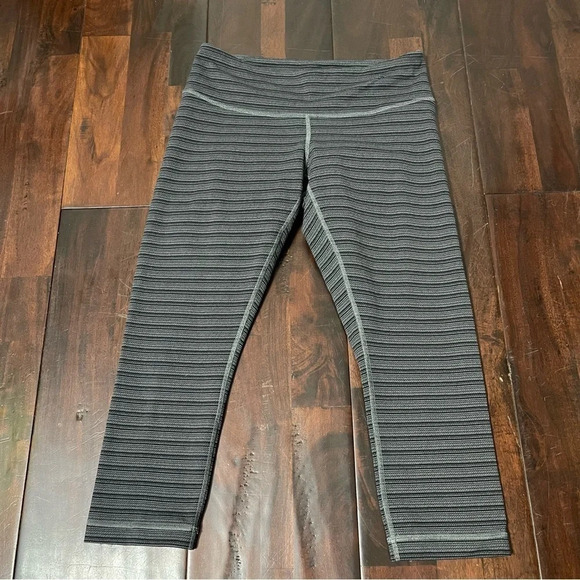 Lululemon Wunder Under Crop 8 Black And Gray Striped Women’s Workout Athletic - Picture 1 of 7